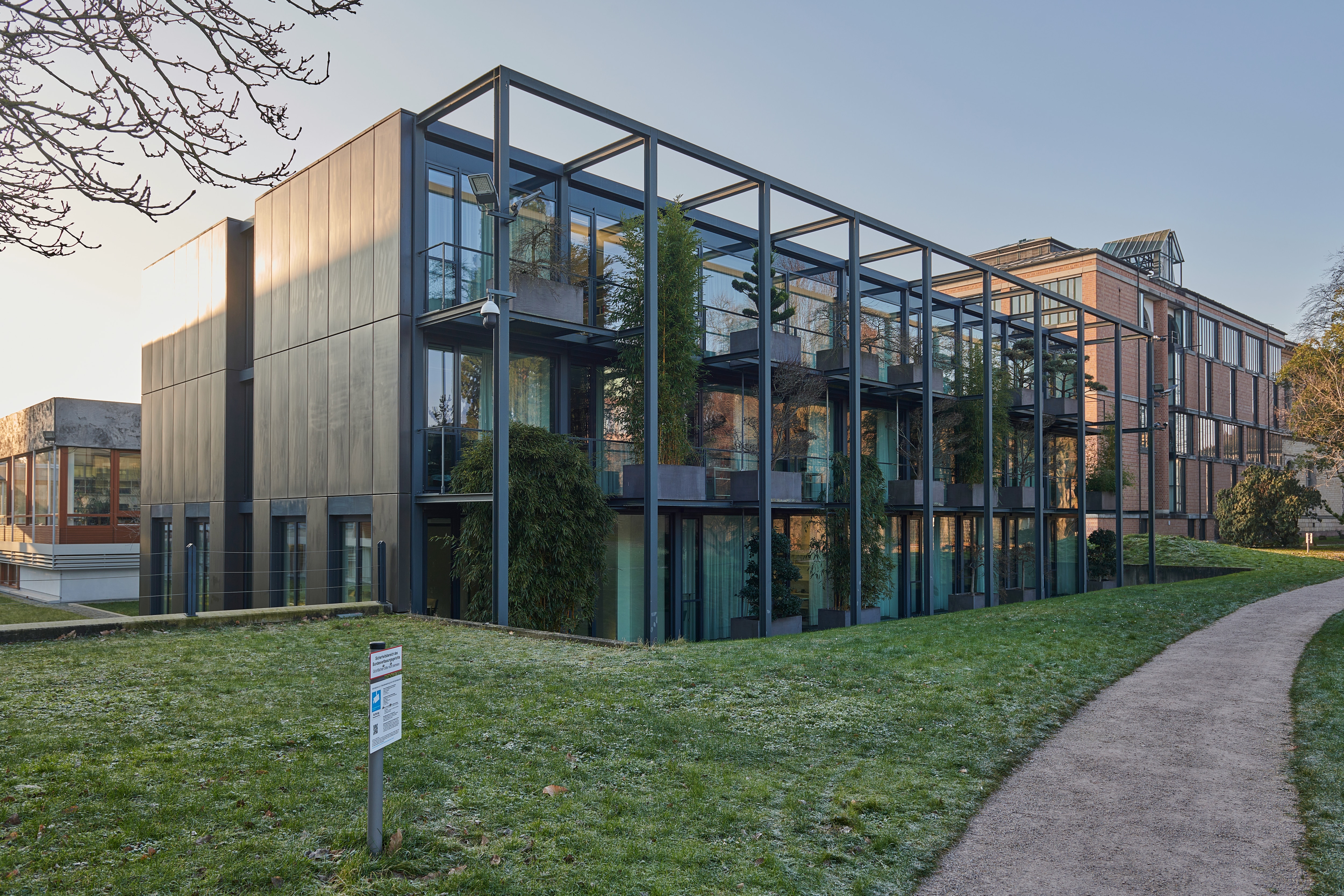 Bild vom Erweiterungsbau IX des Bundesverfassungsgerichts am sonnigen Tag
